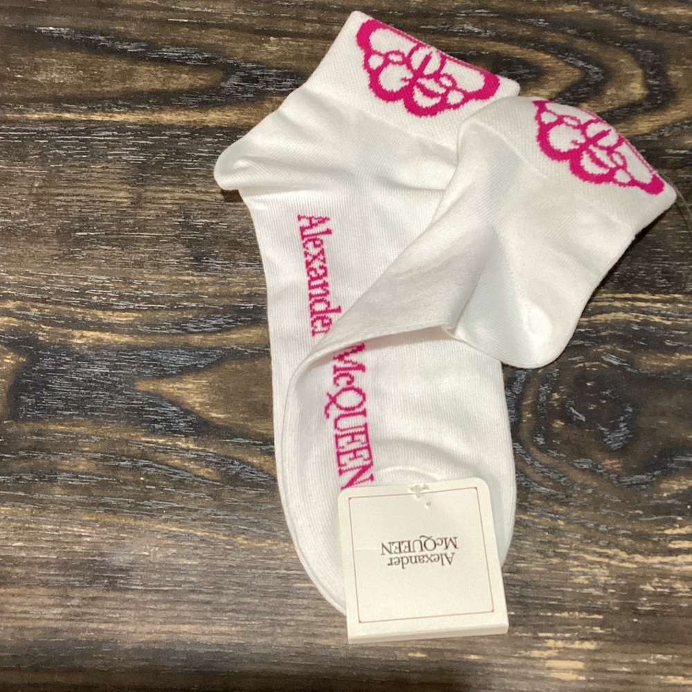 Alexander McQueen Women’s Cut Seal White and Pink Ankle Socks